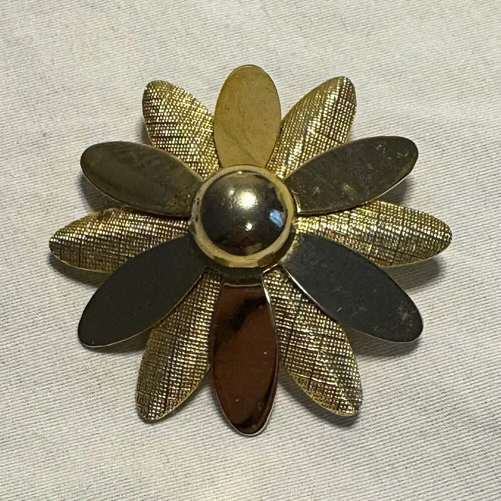 Sarah Coventry Signed Gold Tone Flower Brooch Pin Metal 2 in Mid Century Modern